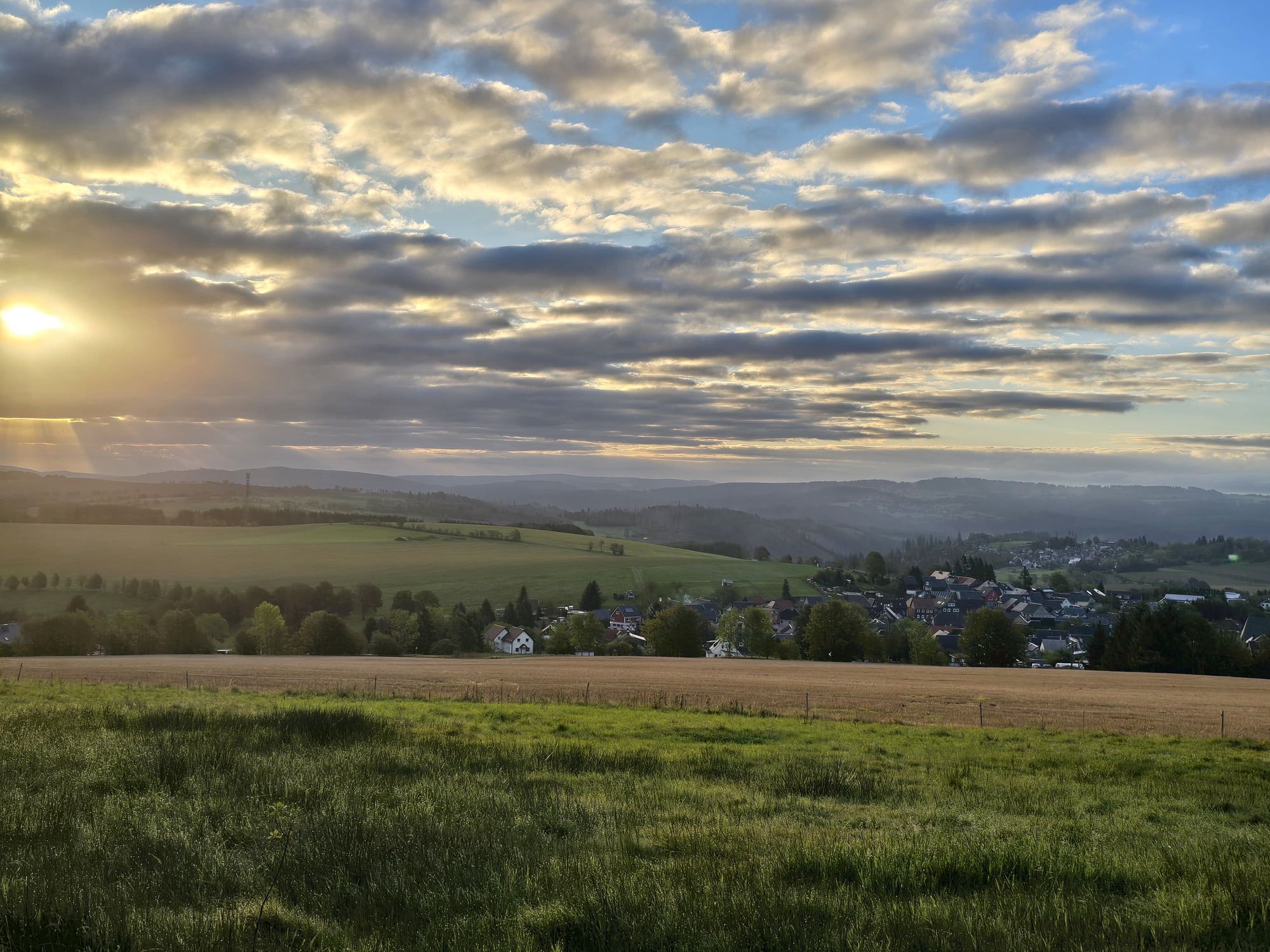 Morgensonne über Herschdorf am Langen Berg