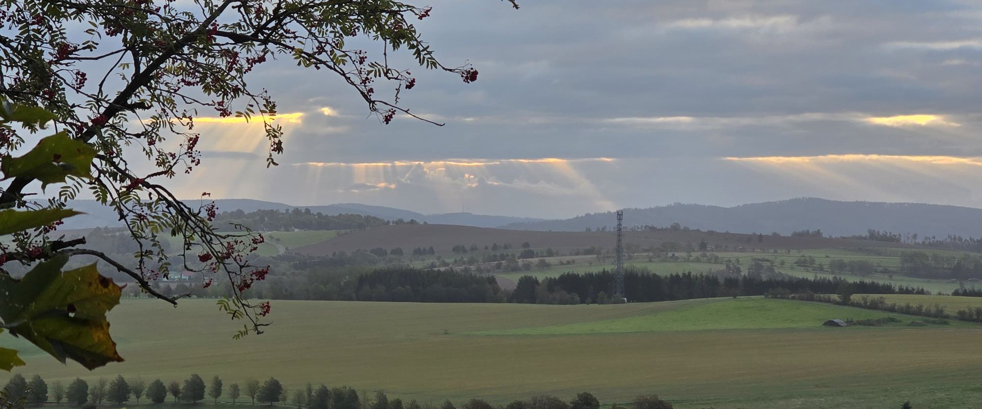 Sonnenstrahlen über den Hügeln am Langen Berg